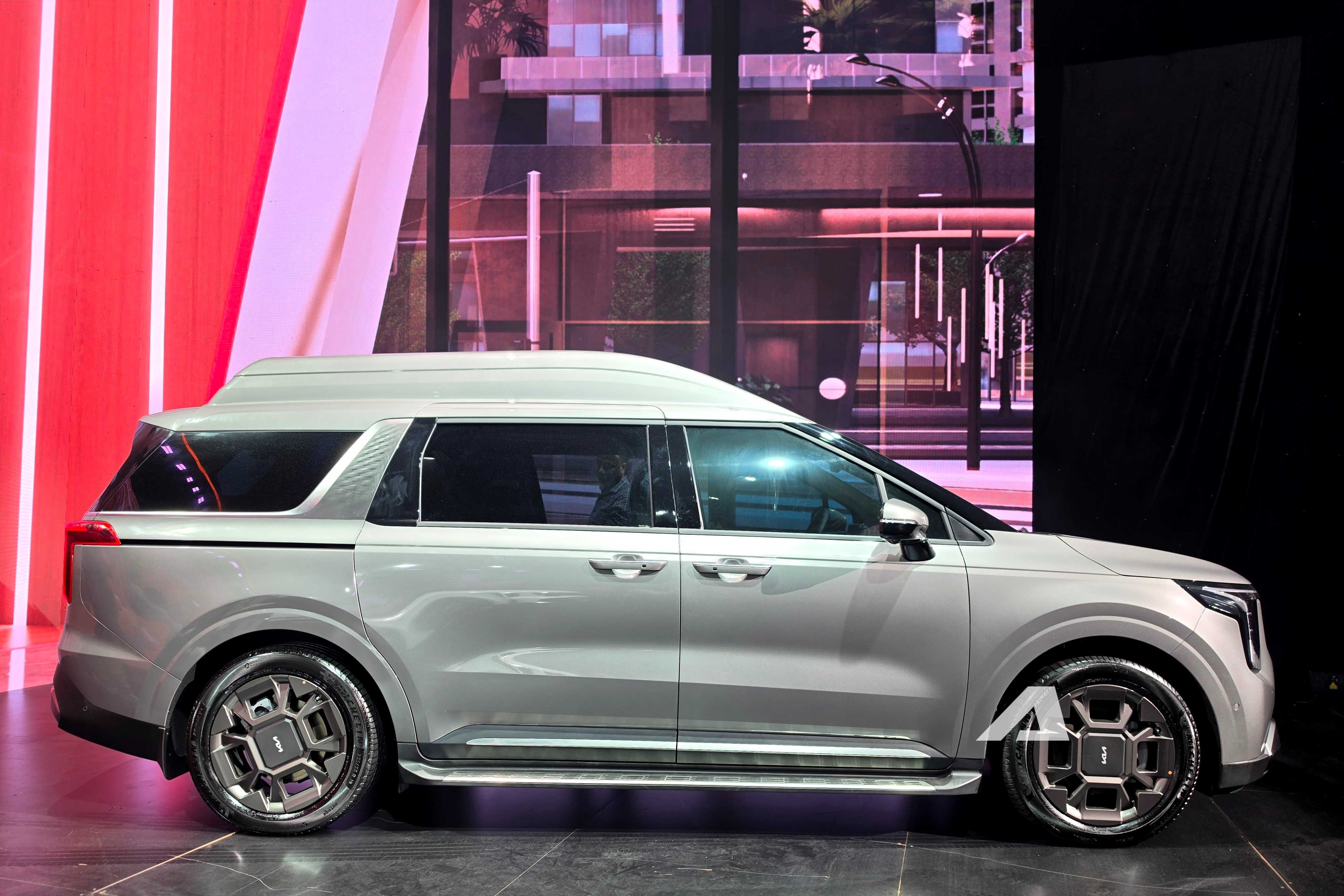 kia carnival royal 11