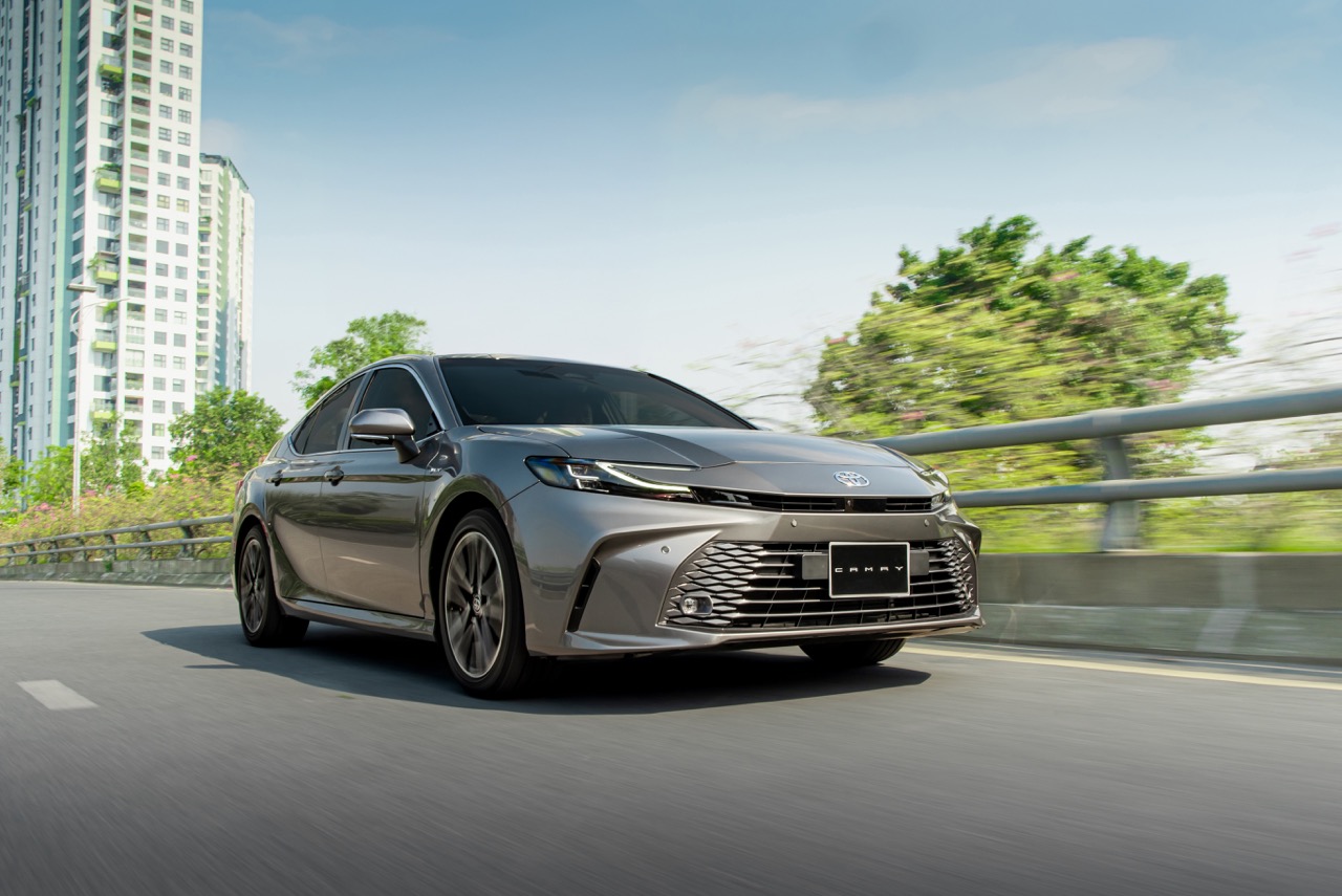 toyota camry 4 large