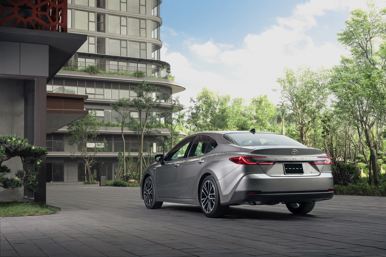 toyota camry 5 large