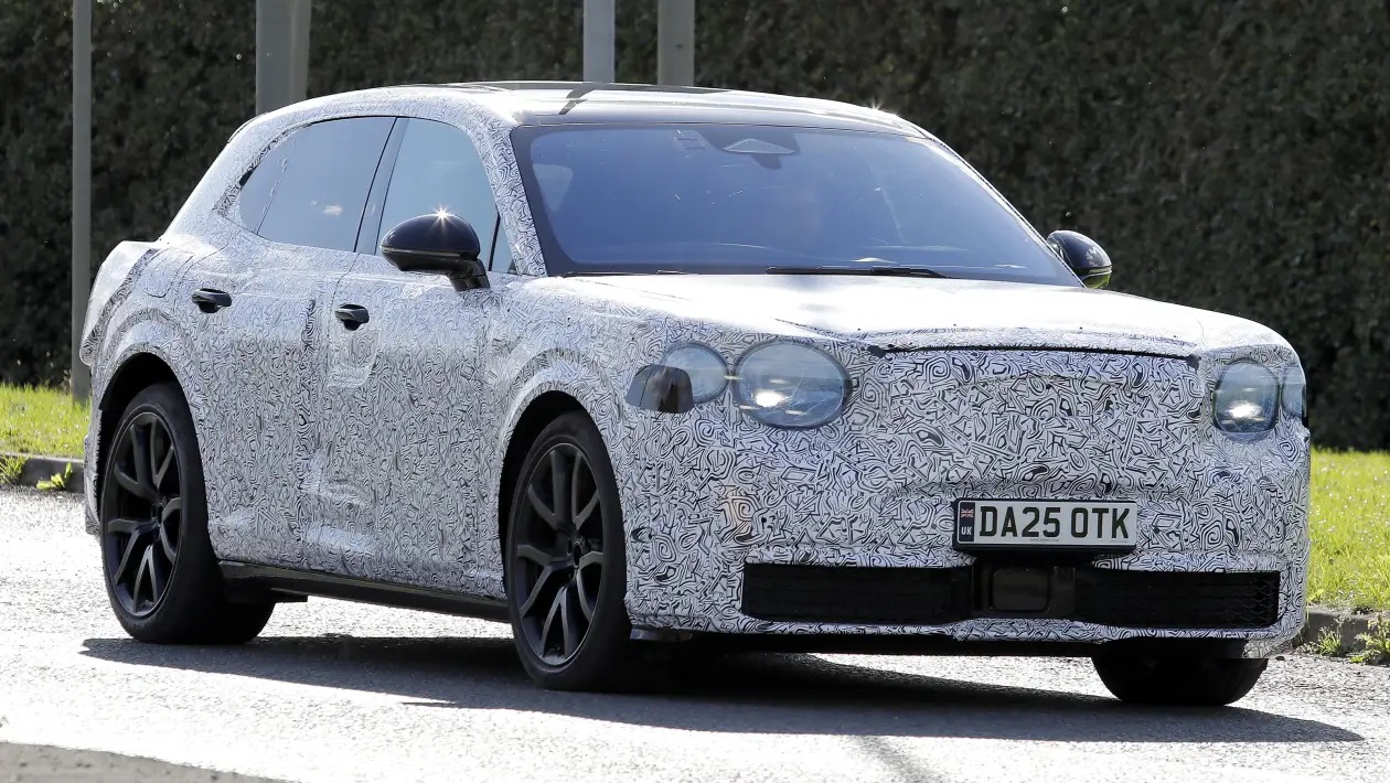 bentley urban suv front 34ebkq6u