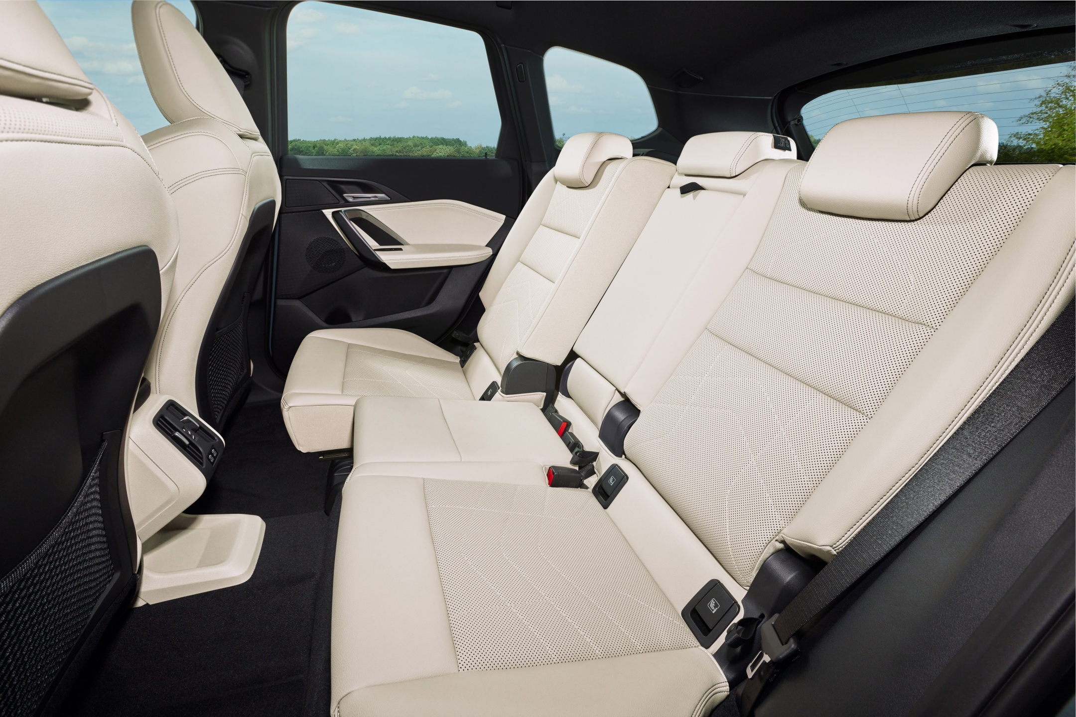 bmw x1 2026 p90479887highresbmw x1 sdrive 18d 09