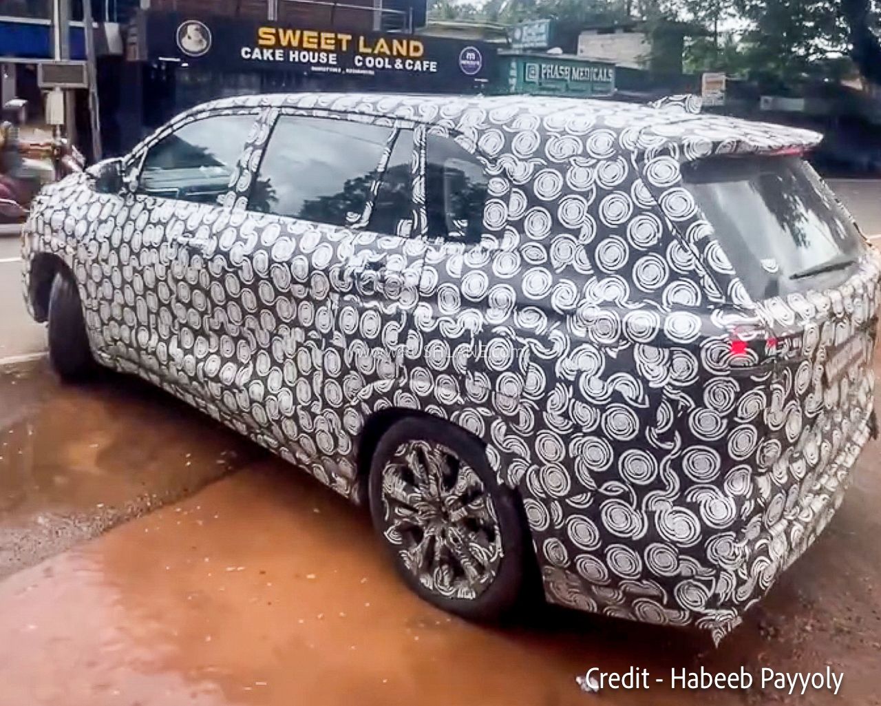 2027 toyota innova hycross facelift spied 2