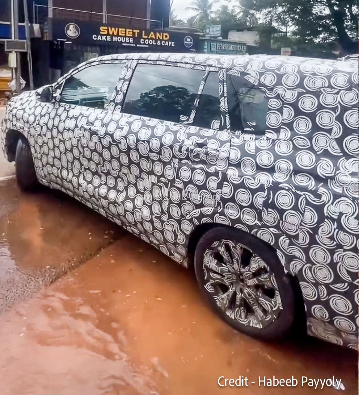 2027 toyota innova hycross facelift spied 3