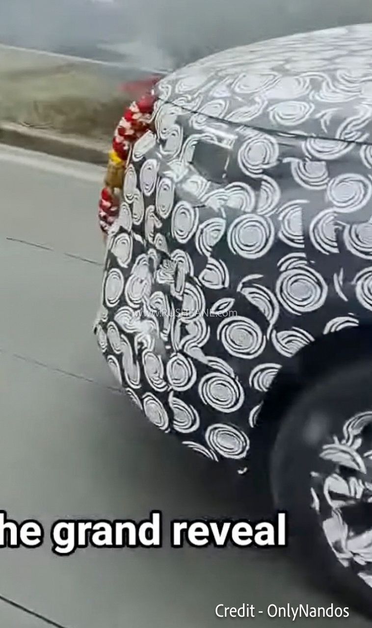 2027 toyota innova hycross facelift spied new 11