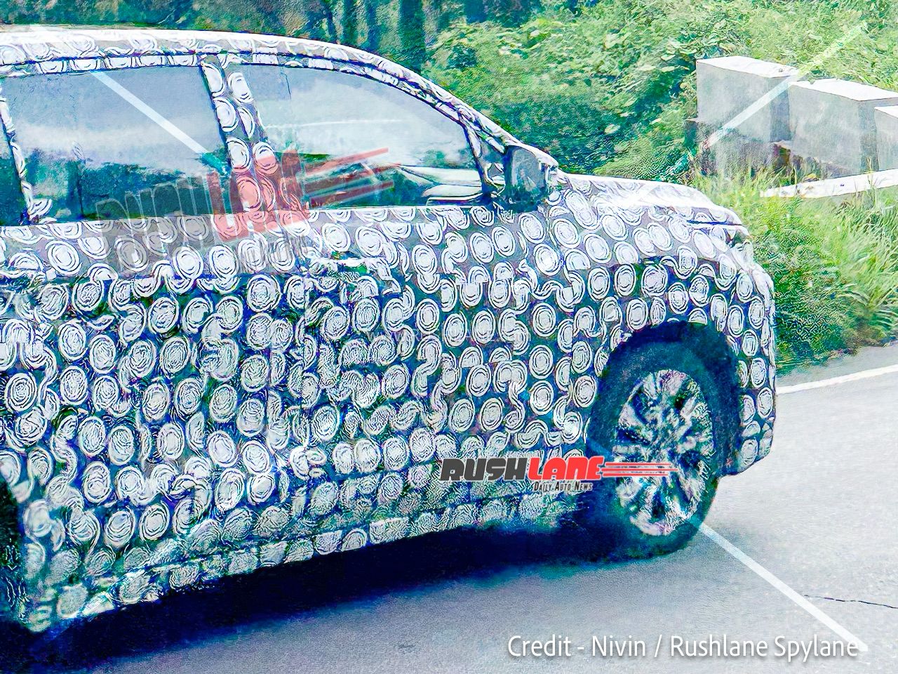 2027 toyota innova hycross facelift spied front new design rear 4