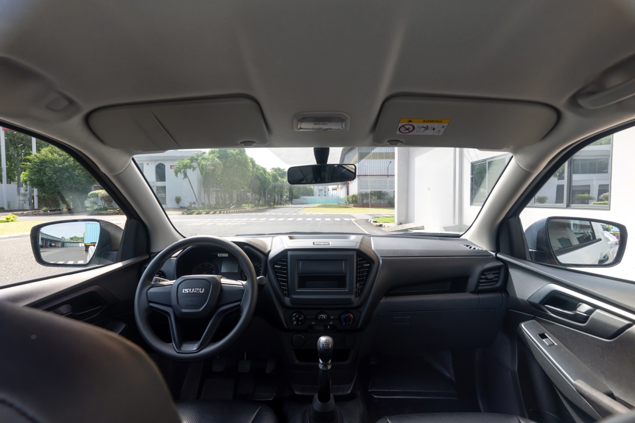 tong quan khoang lai cua isuzu d max d cargo 1000 large