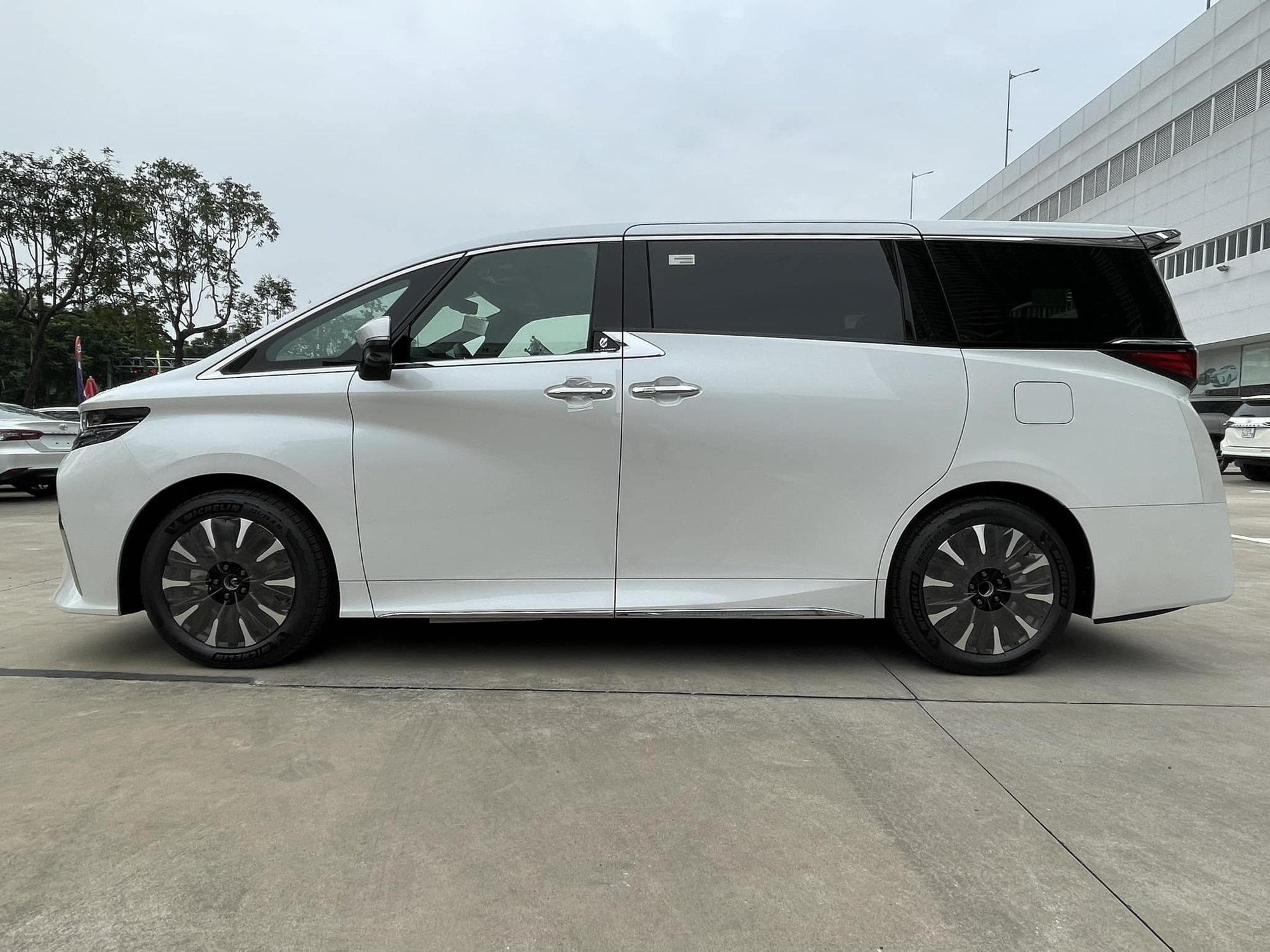 toyota alphard 2