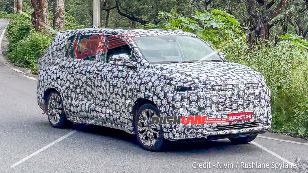 2027 toyota innova hycross facelift spied front new design rear 3