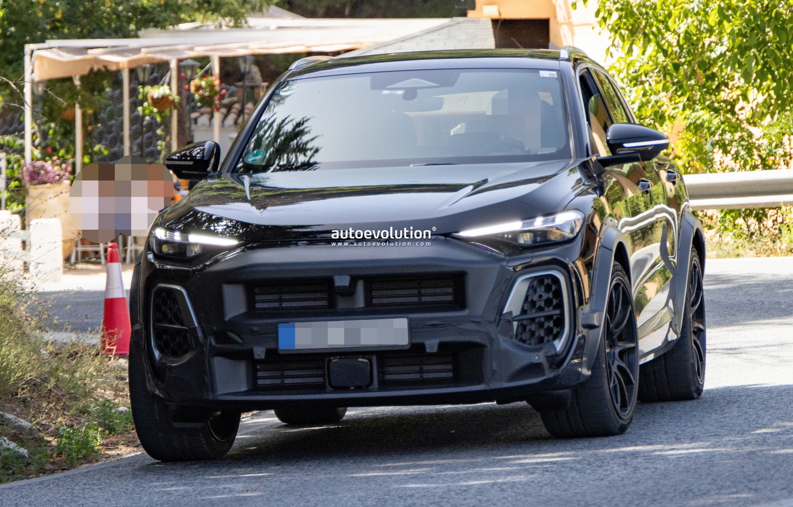 spy photos it looks like an audi q5 but it s actually a mule of project octan ice porsche macan3