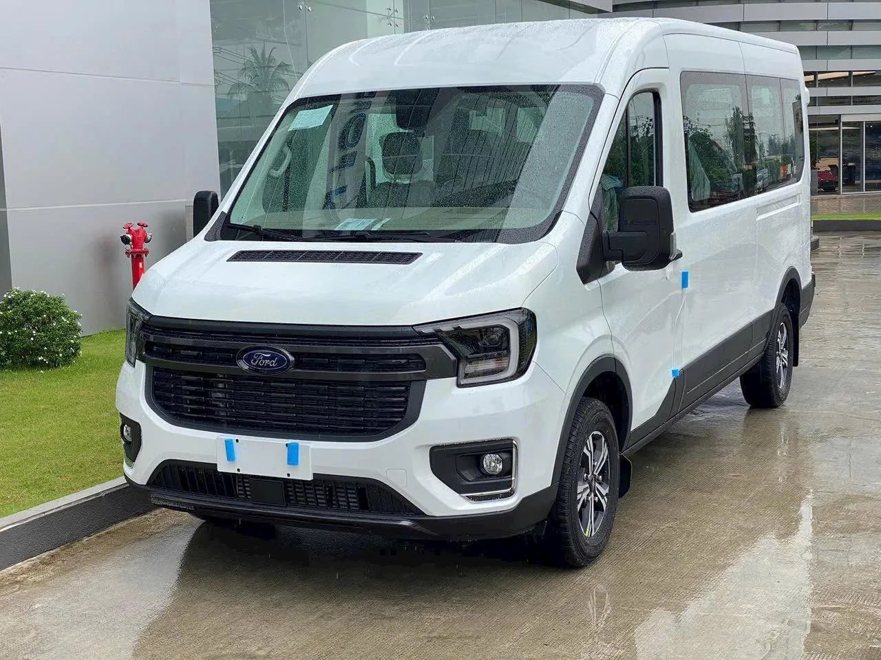 ford transit trend 16 cho ngoai that 