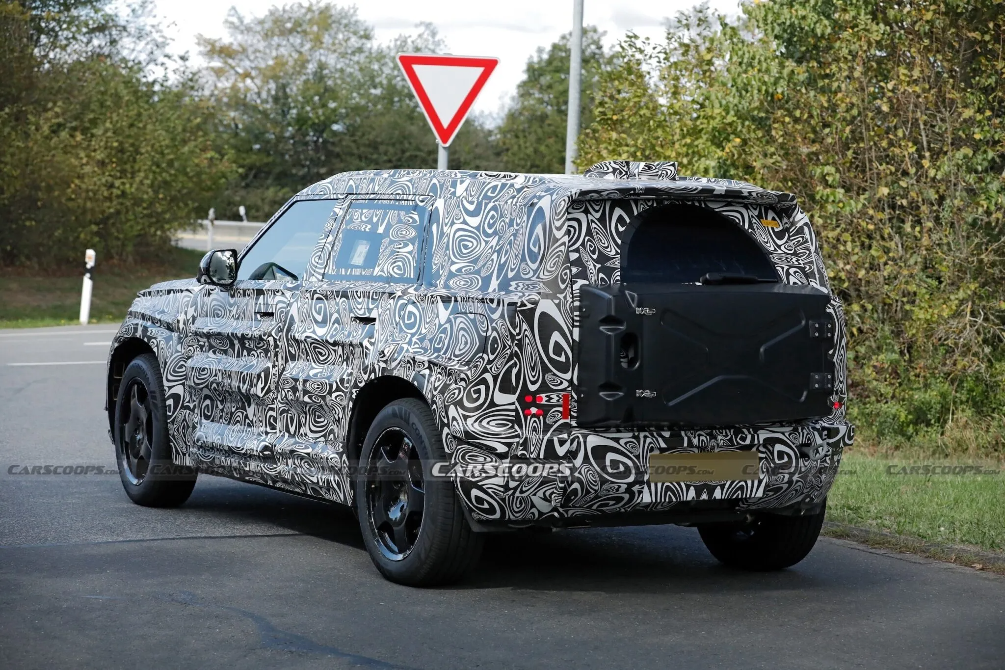 land rover baby defender spy shots sep 2600018 2048x1365