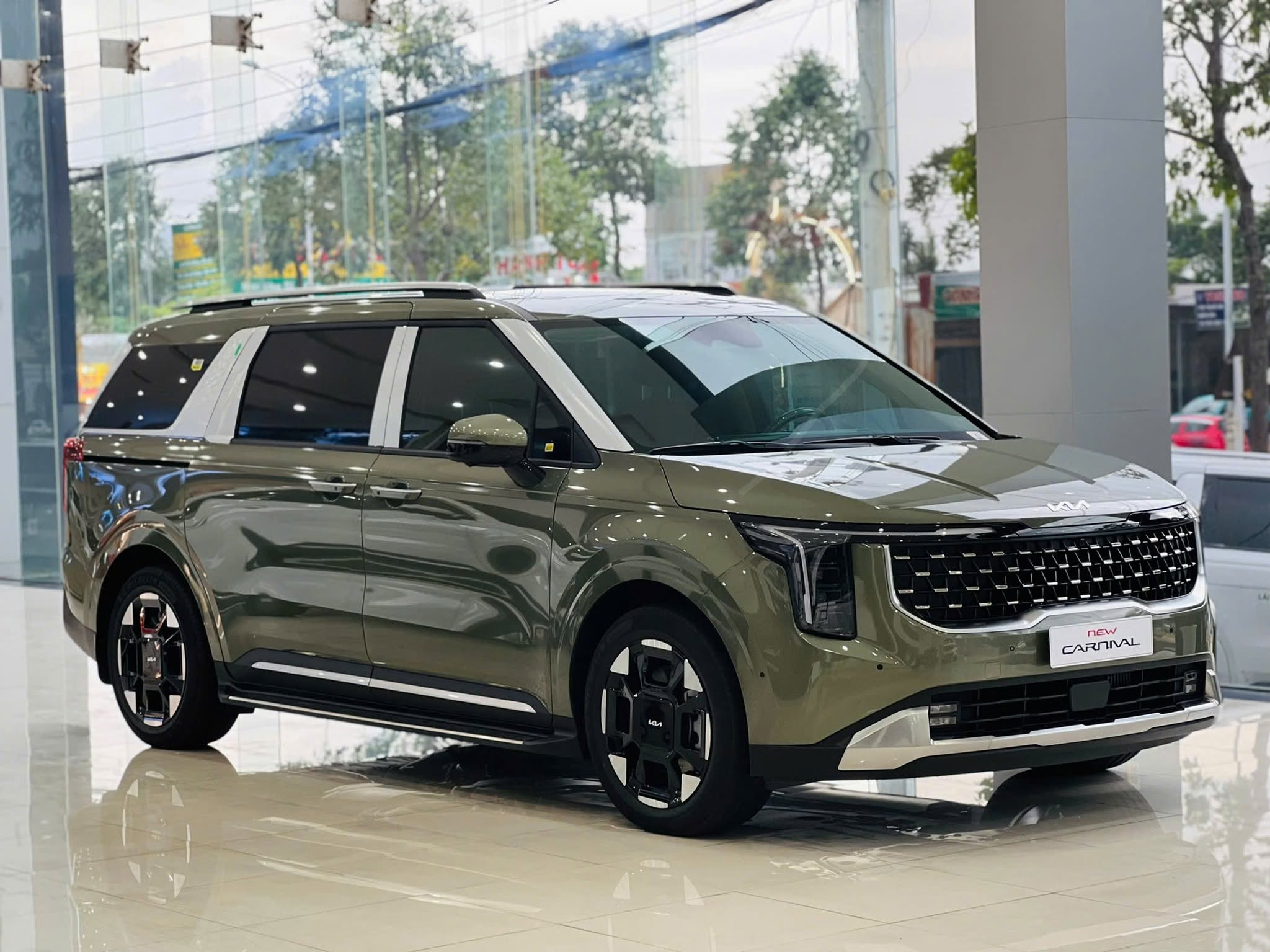 kia carnival giam gia 3