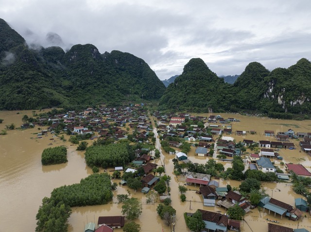 Quảng Bình: Tàu hàng và 6 thuyền viên trôi ra biển, nhiều nơi ngập sâu