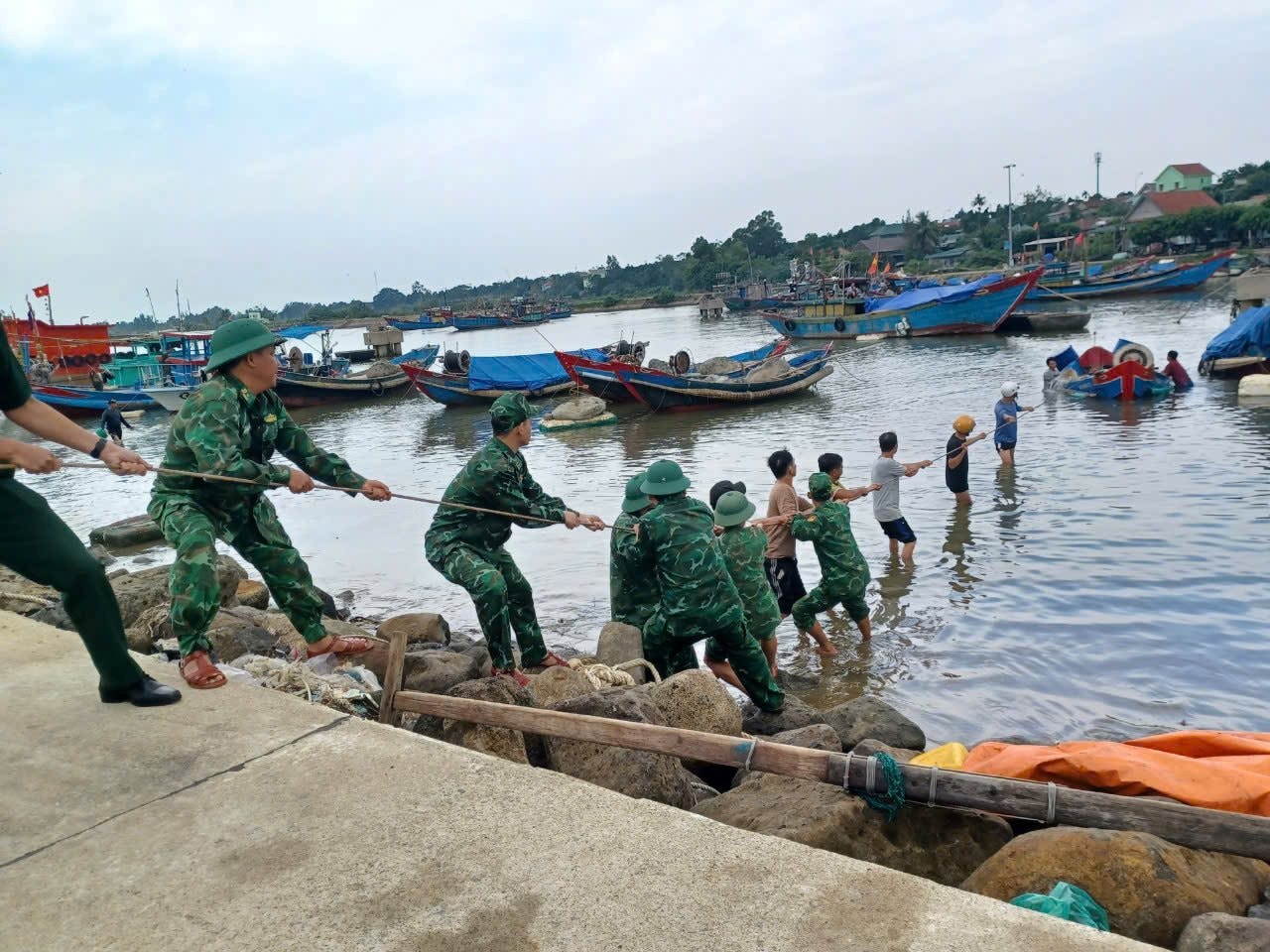 Quảng Trị: Ứng cứu kịp thời tàu cá bị chìm tại âu tàu