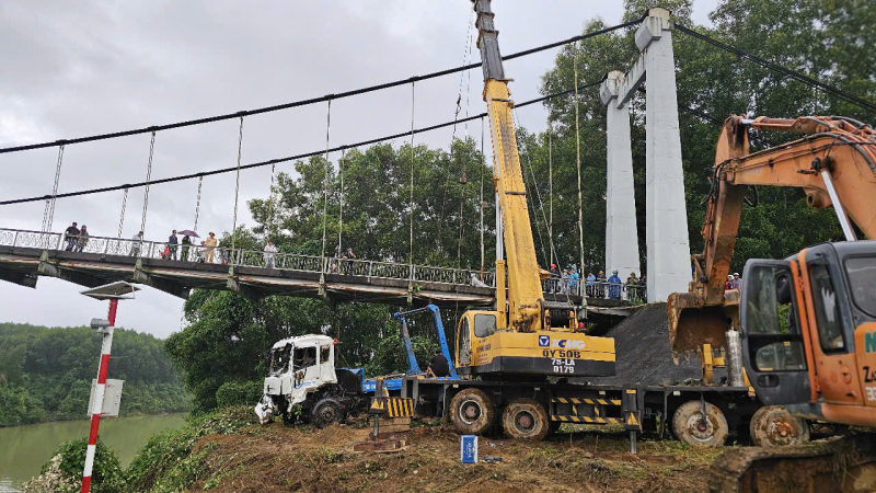  Trục vớt thành công xe chở rác rơi xuống sông Hương