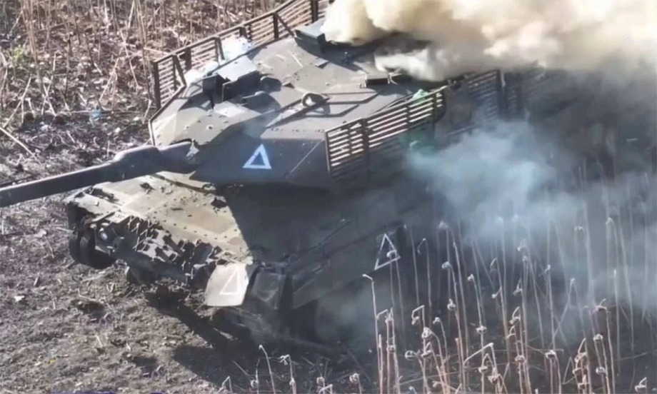 leopard 2 boc chay sau khi bi dr