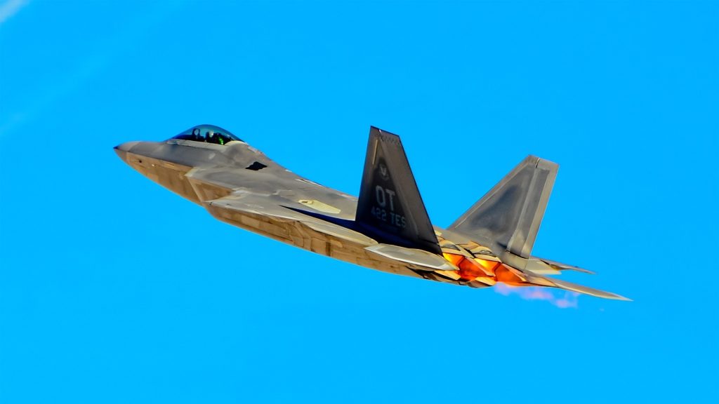 f 22 raptor stealth fighter flying 1024x576