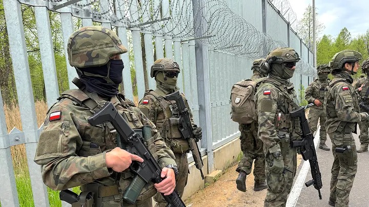 polish troops along belarus bord