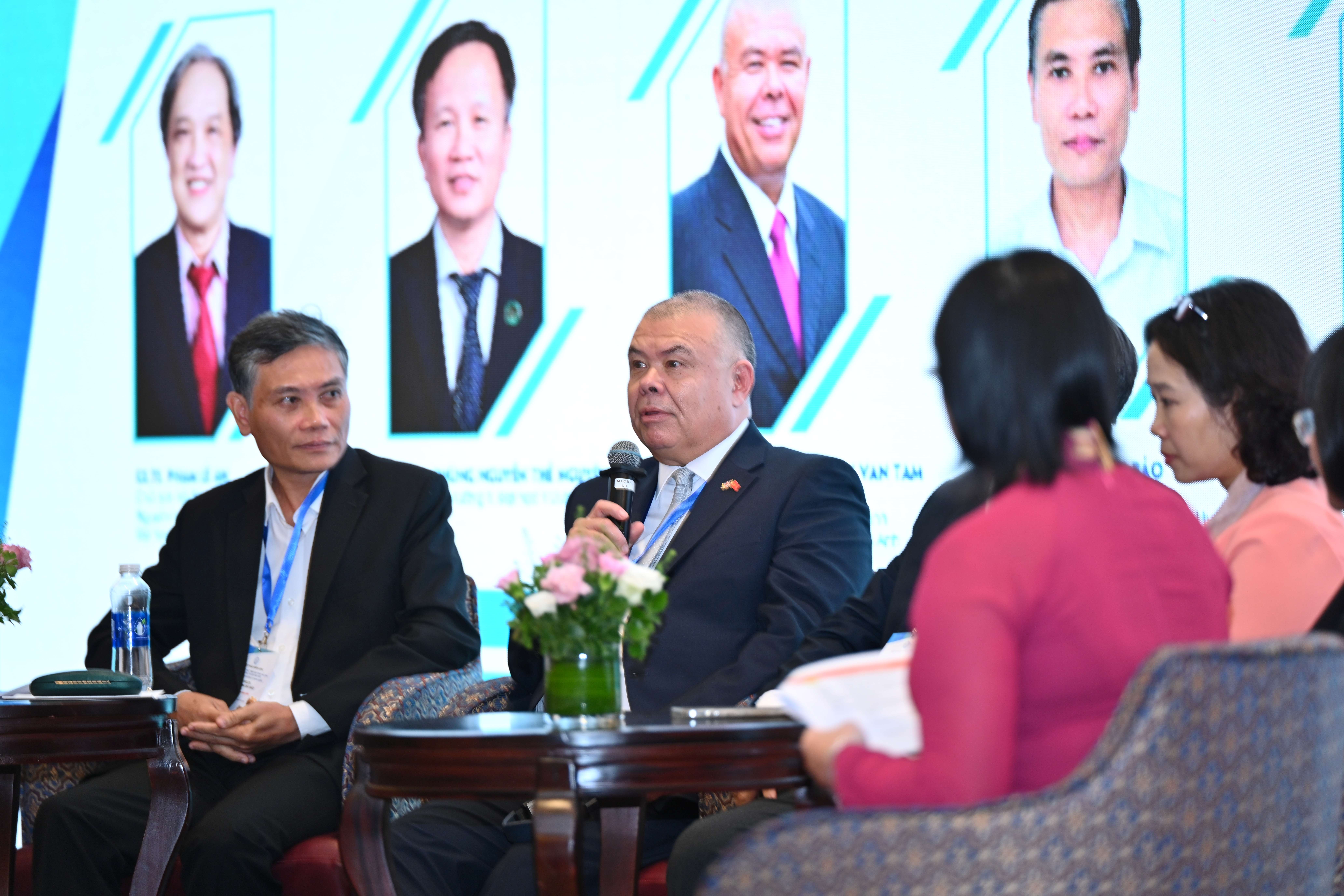 giao su hiep si jonathan van tam giao su danh du truong y dai hoc nottingham chia se kinh nghiem trong hoi thao