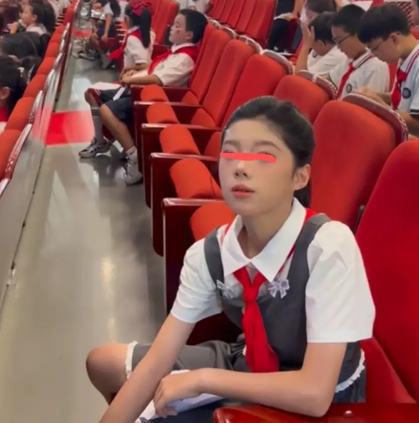 buc anh be gai tieu hoc gay tranh cai