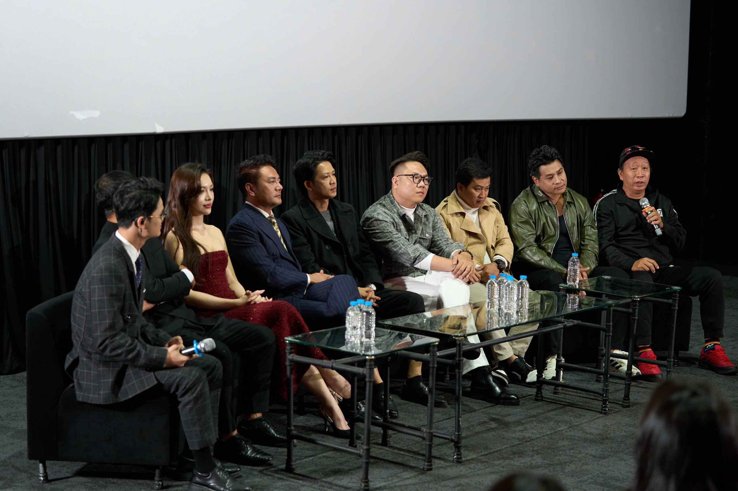 ekip doan phim chia se giao luu voi khan gia