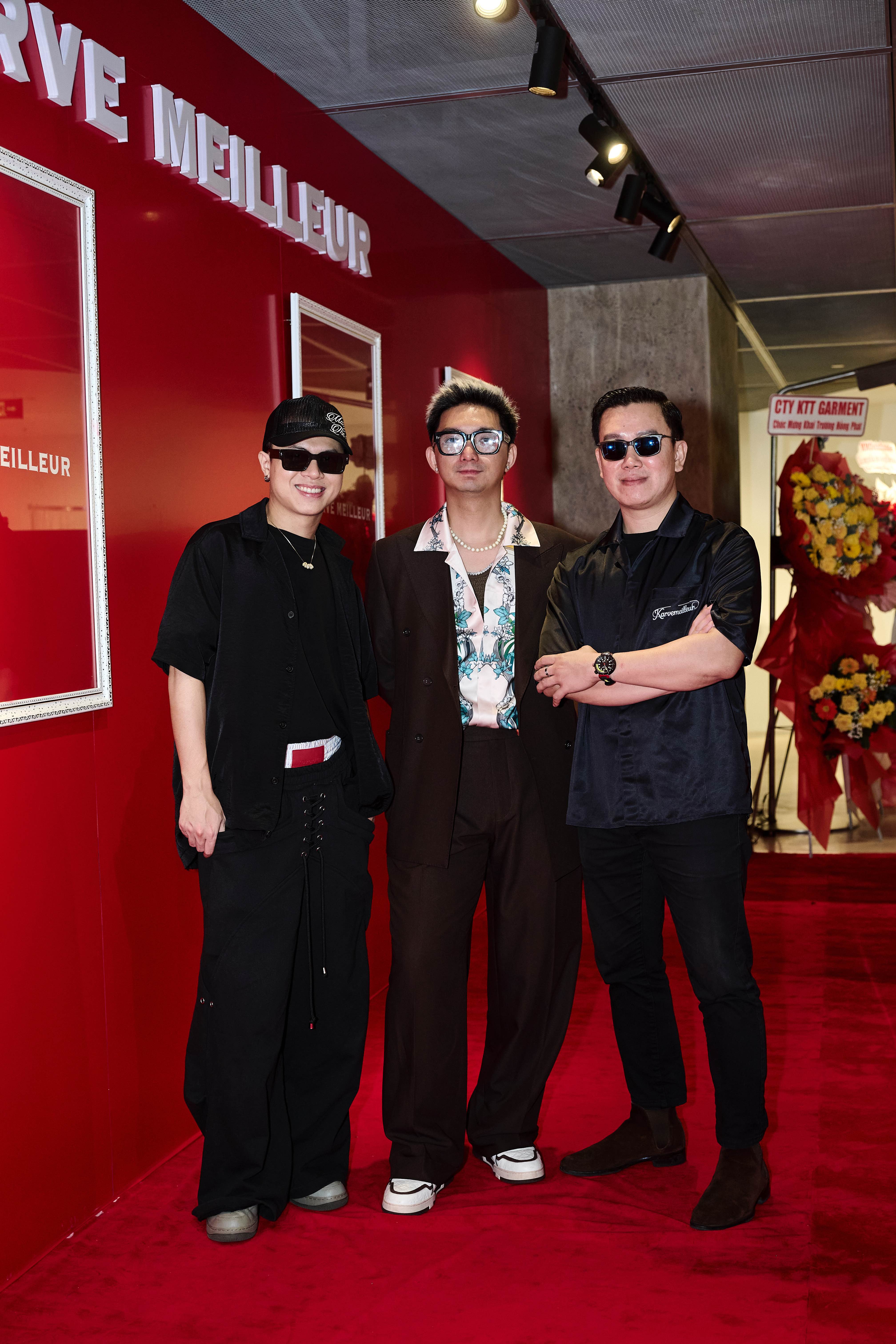 ca si hoang ton phia trai