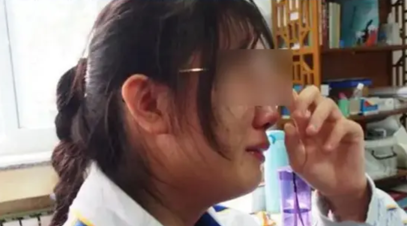 nh dinh khoc nuc no vi nghi rang diem thi cua minh bi danh trao