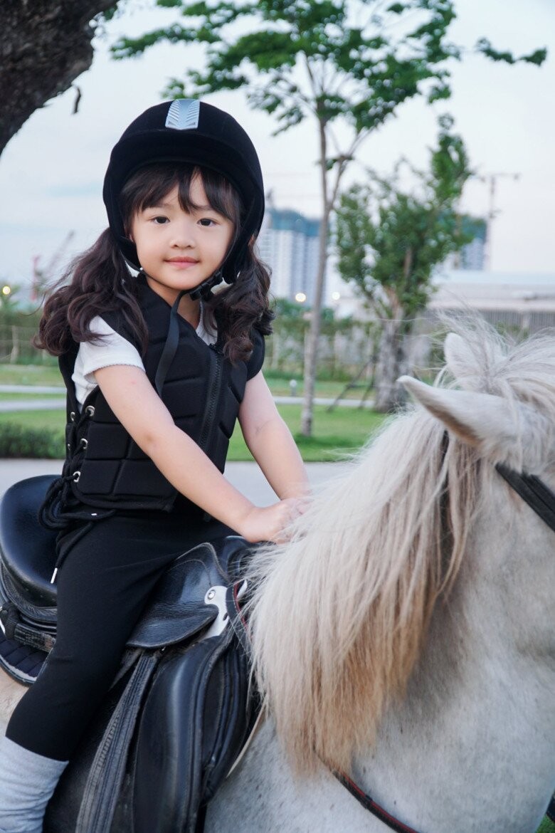 con gai dong nhi duoc me chi tien khung cho hoc cuoi ngua be winnie ngoai hinh nhu duc 1 khuon tu on 5 6 n 1775147325 480 width780height1170