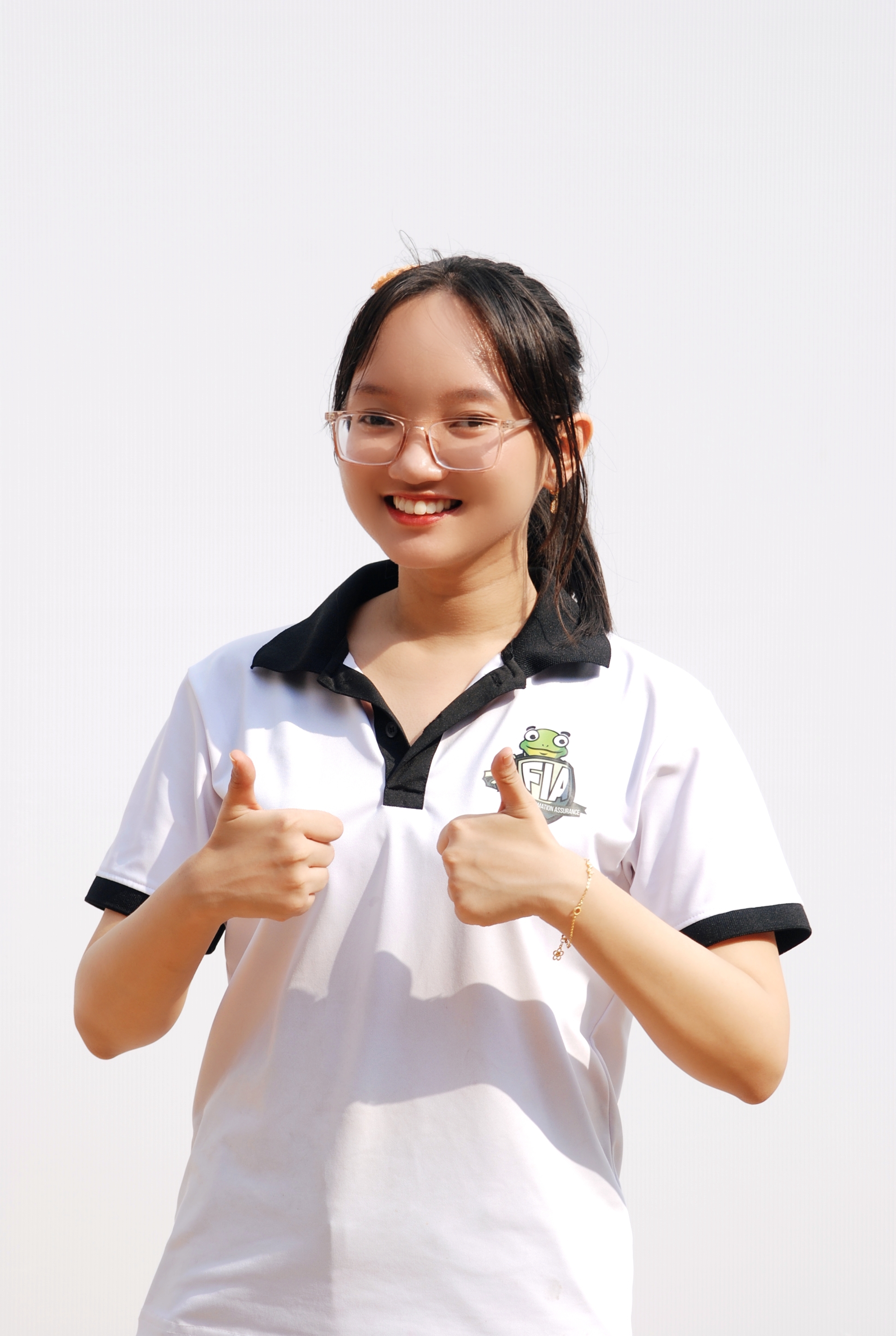 nh 8 sinh vien tran le minh thu