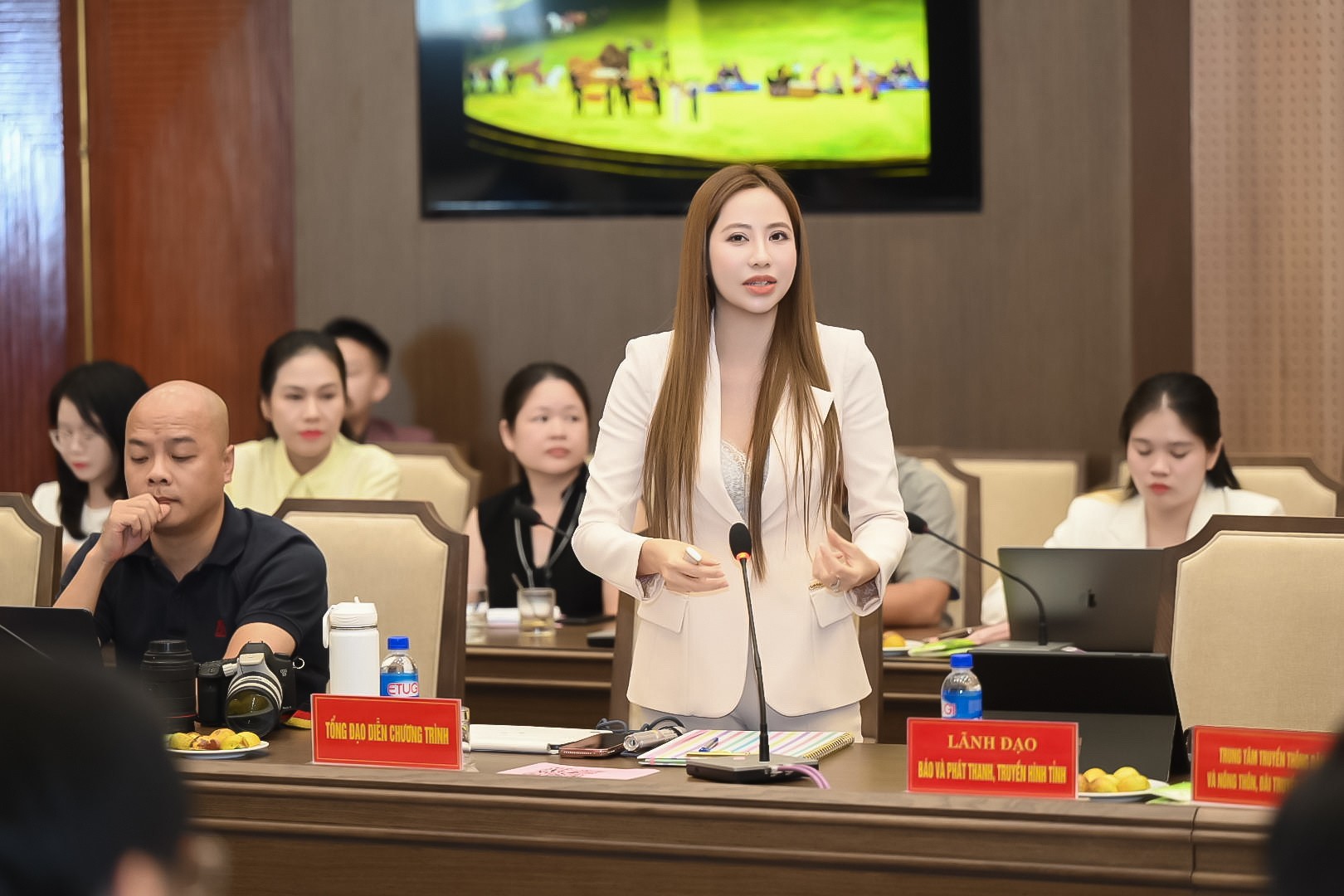 tong dao dien le hai yen chia se chuong trinh nghe thuat xoe thai tron mot vong yeu tai hop bao cong bo le hoi