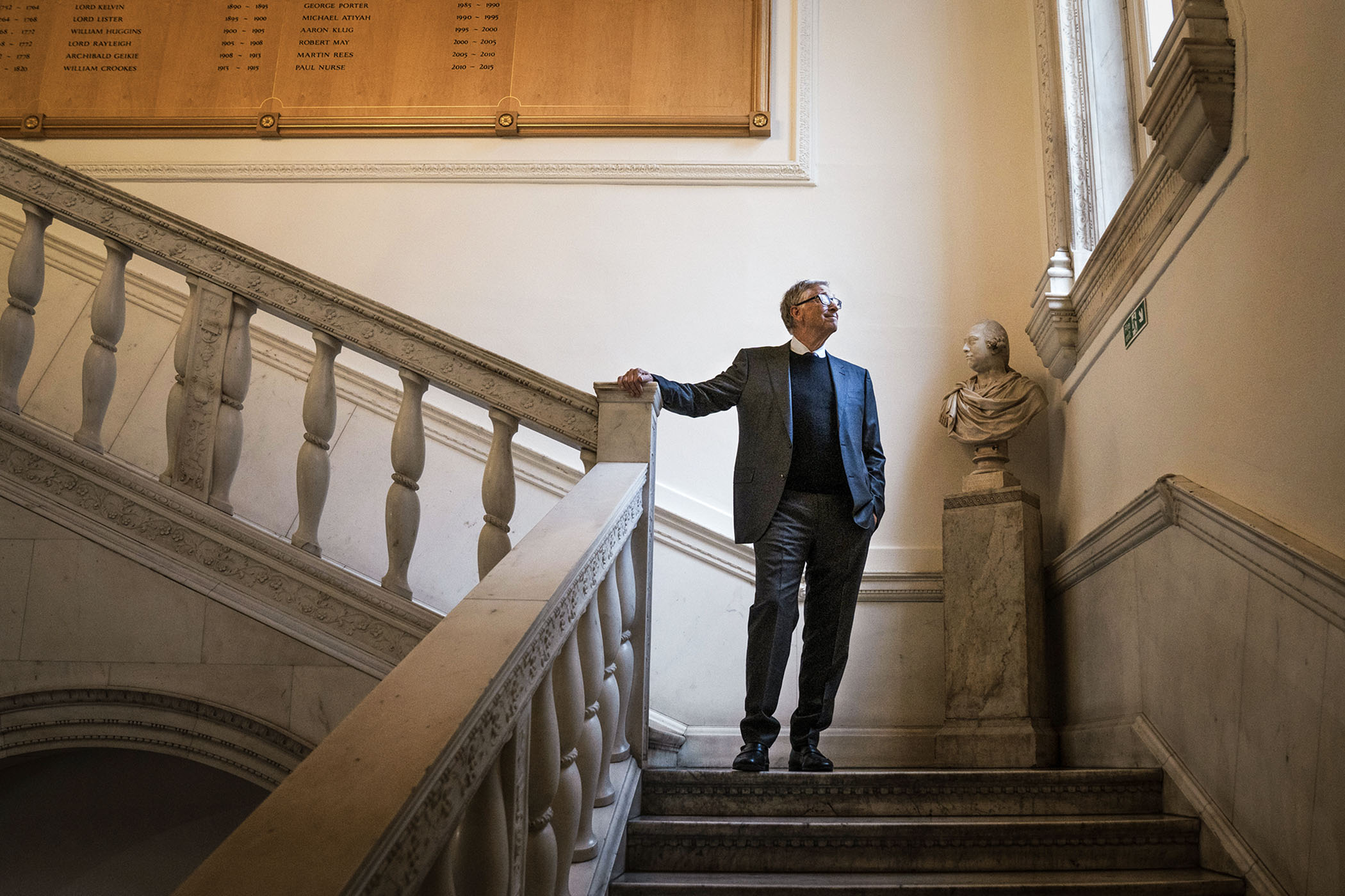 Bill Gates trên cầu thang Royal Society tại London