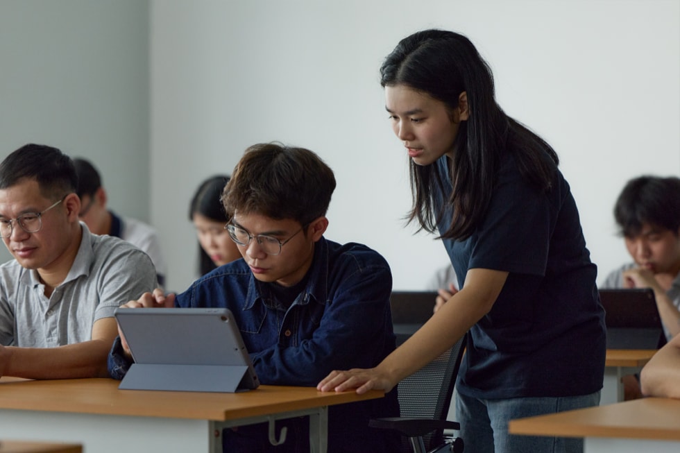 apple education hub vietnam students with ipad in class 02bigjpglarge