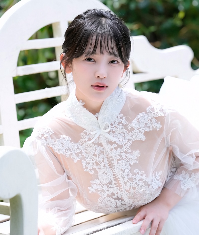 photo by jun amaki on june 01 2026 may be an image of one or more people hair dress and outdoors