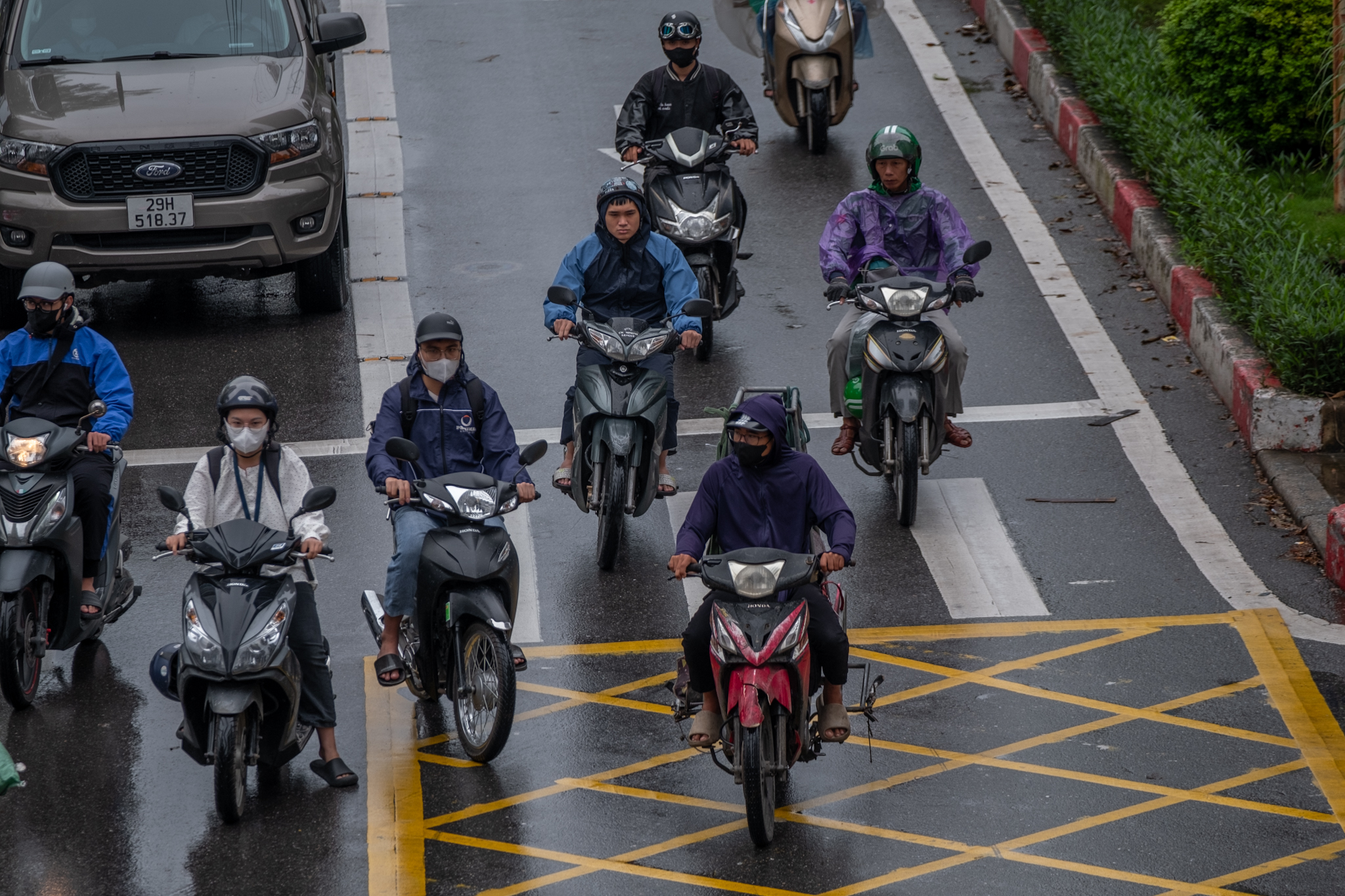 Hà Nội se lạnh cùng mưa rào sáng đầu tuần, người dân khoác thêm áo ấm, hưởng trọn không khí mát mẻ của mùa Thu