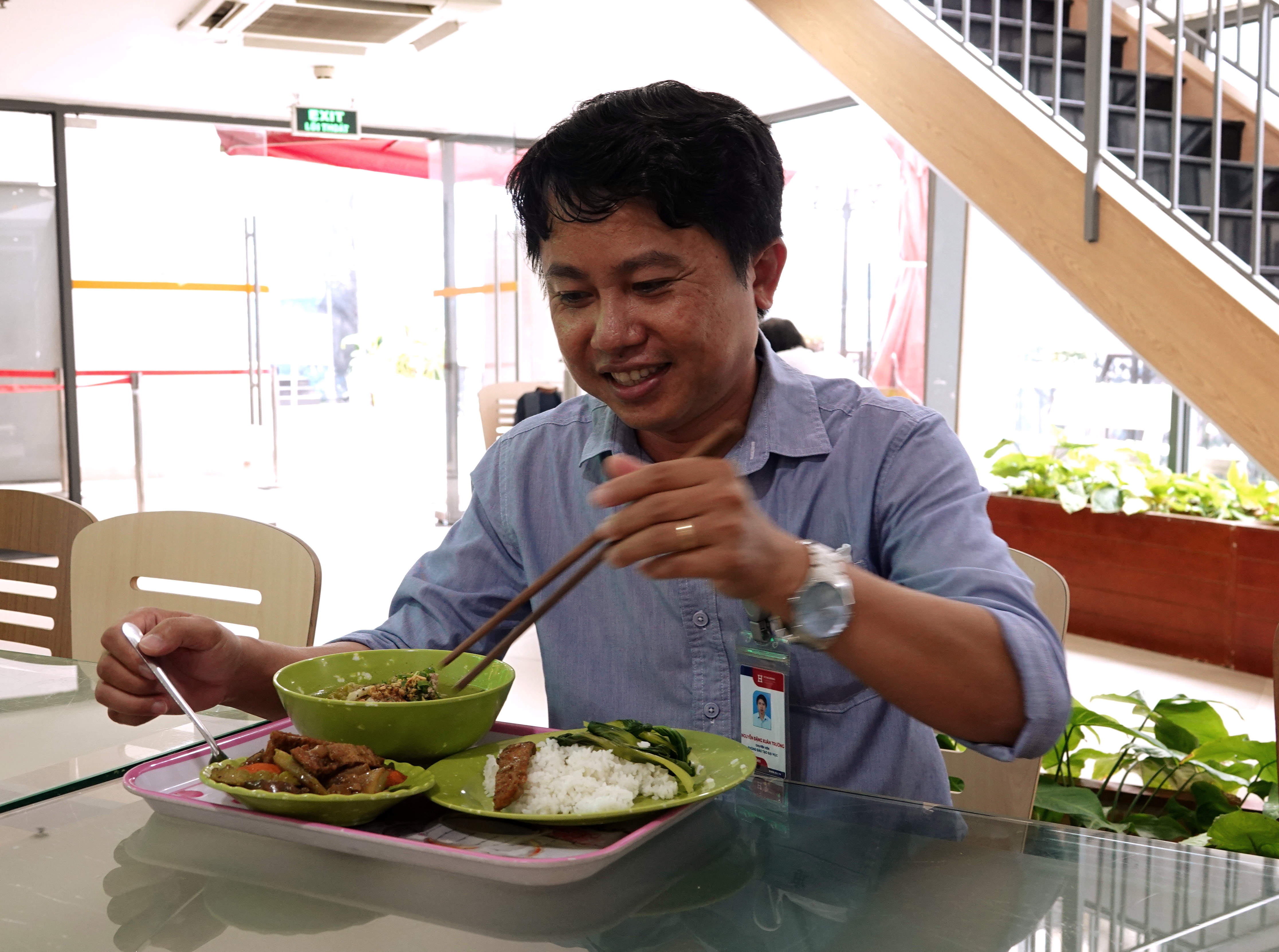 anh nguyen dang xuan truong thuong thuc suat an trua tai canteen