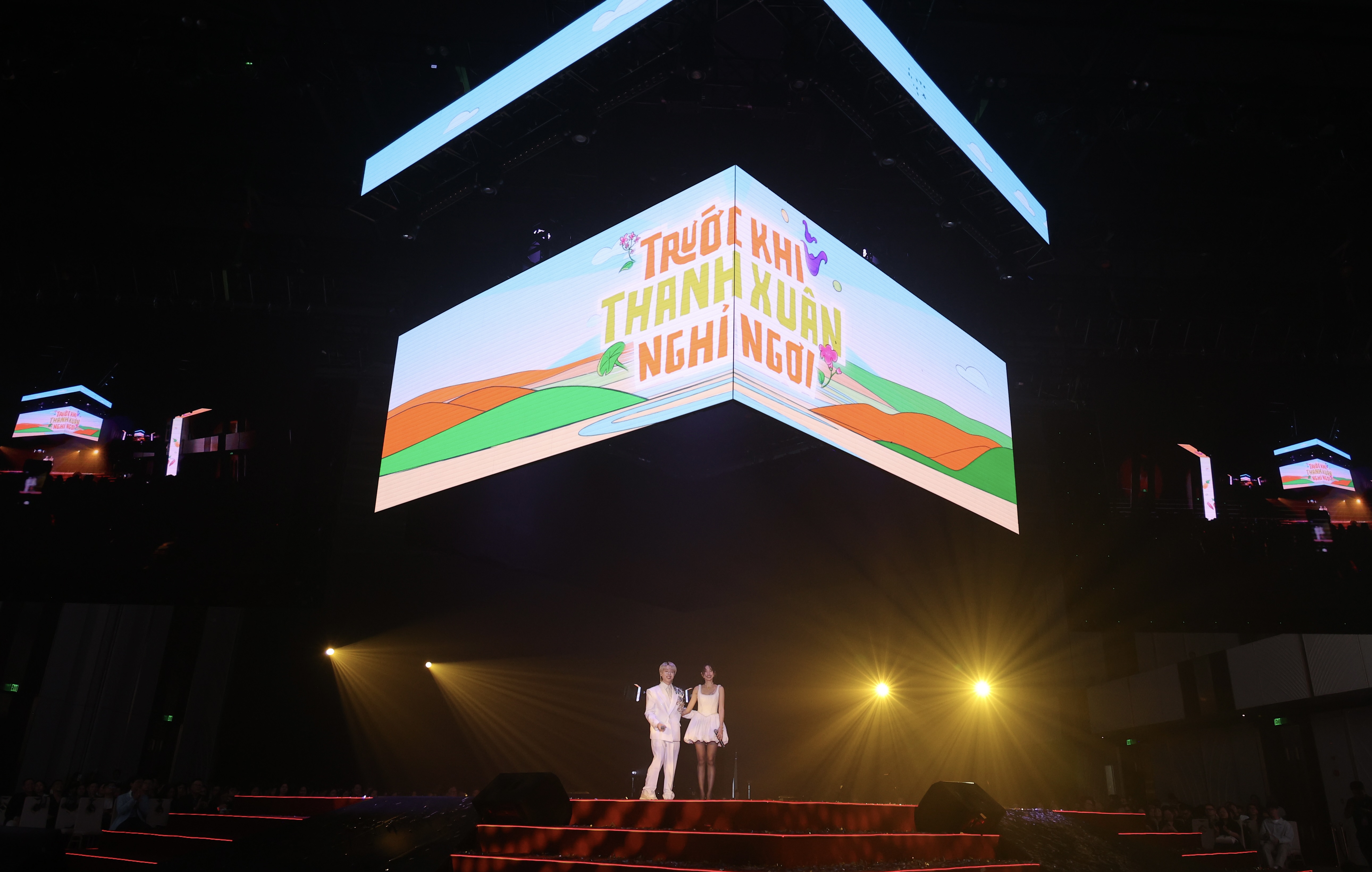 ca si duc phuc va hoa hau thuy tien bieu dien