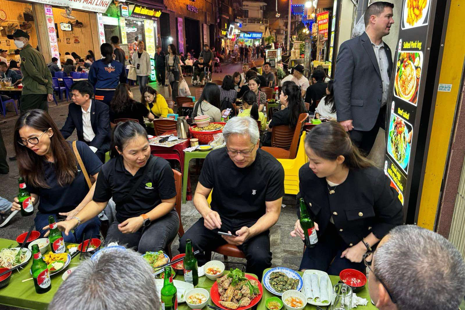 sang viet nam ty phu nvidia jensen huang ngoi ghe nhua an pho bo 783