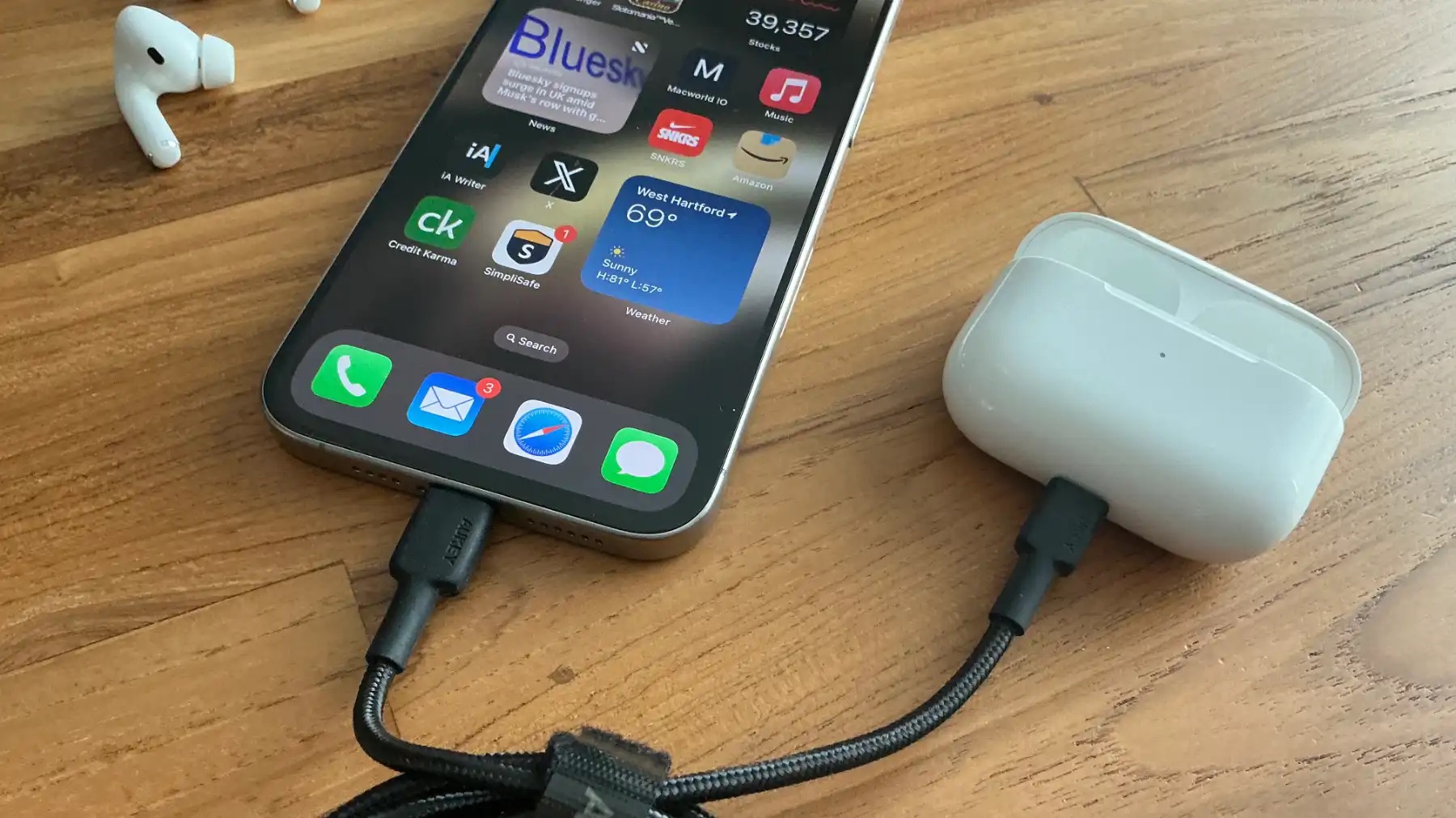 how to charge airpods with iphone main 1