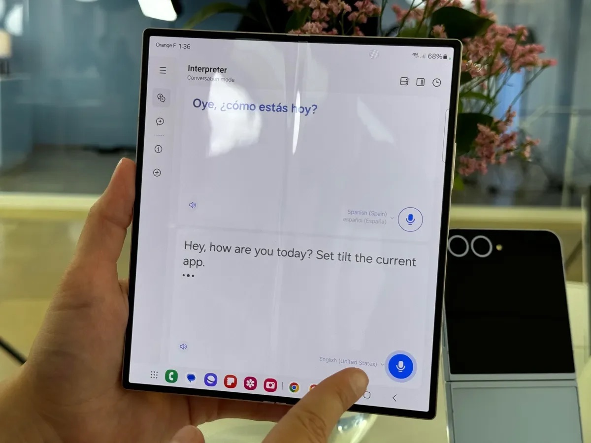 the galaxy z fold 6 has a smaller crease but it is still v0 cdgrjj899ubd1