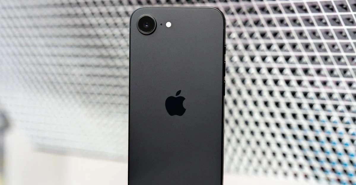 iphone 16e review eh its alright v0 azjjtglirqew008o4cdlxcycwgxrita5vnkpdssgyg