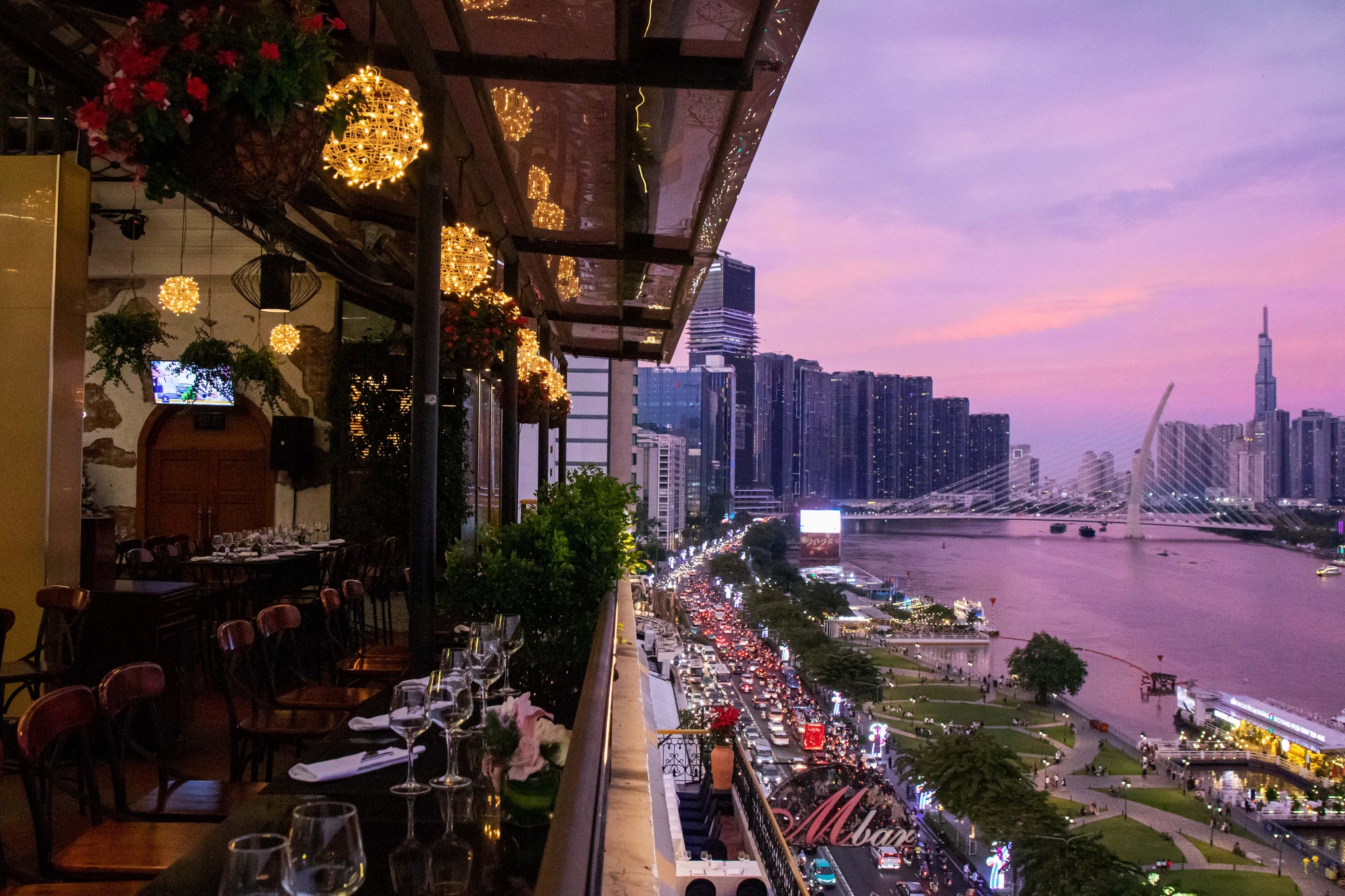 m bar mo ra tam nhin tuyet dep huong ve thanh pho va song sai gon