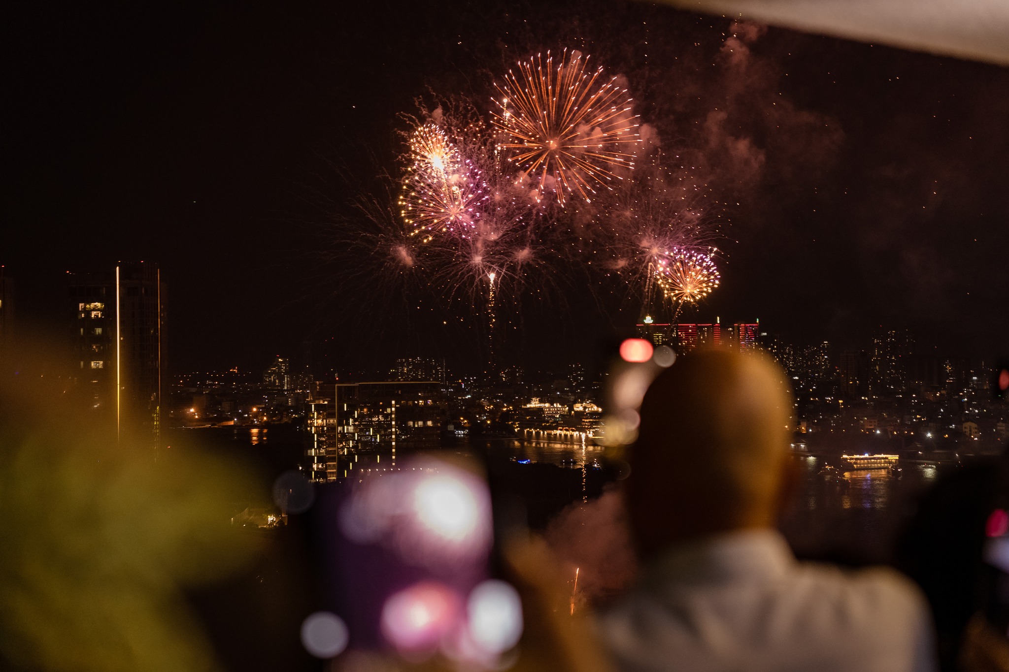 view ngam phao hoa tu liquid sky bar tren tang 21 cua renaissance riverside saigon