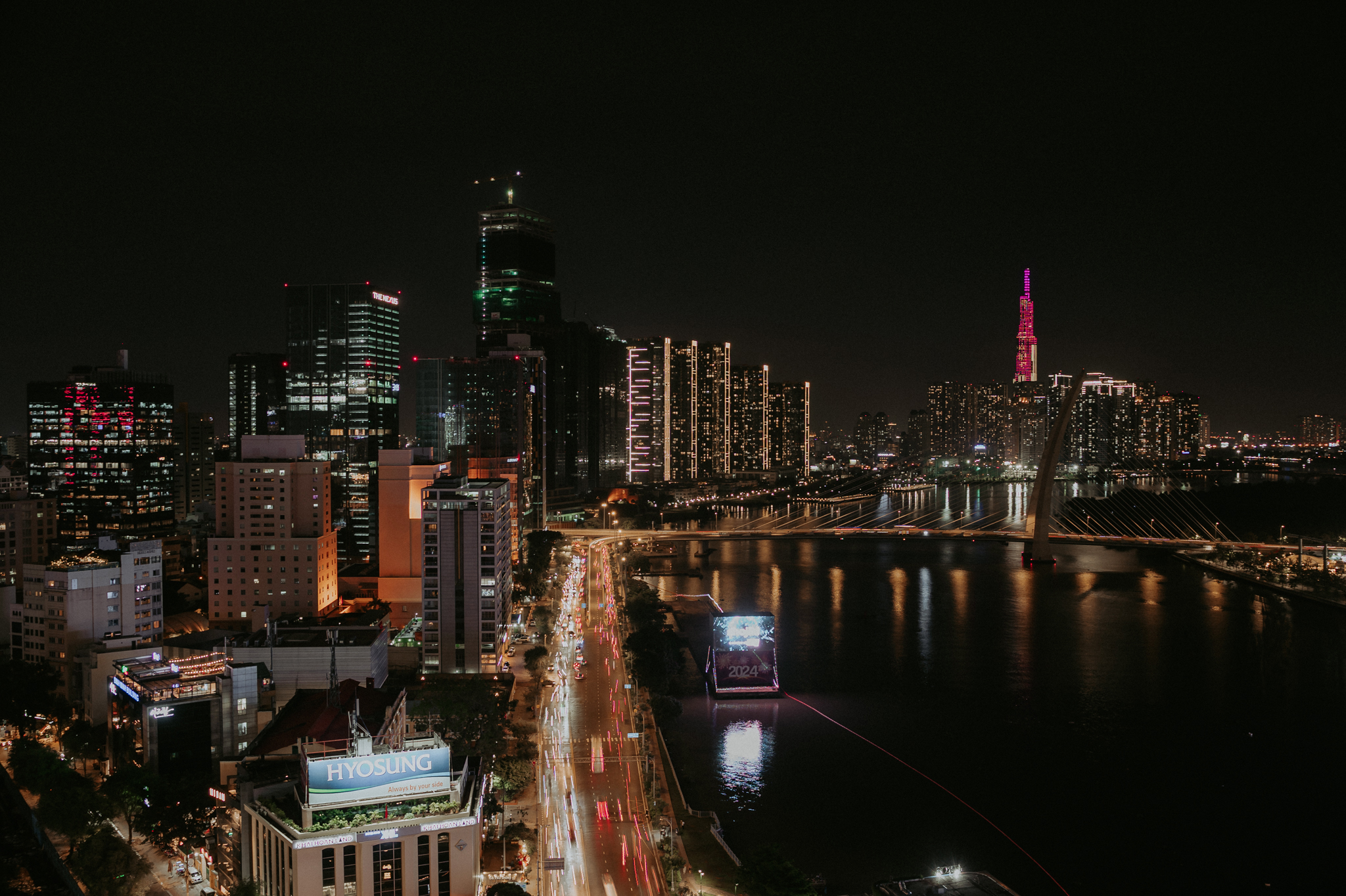 view song sai gon tu liquid sky bar tren tang 21 cua renaissance riverside saigon