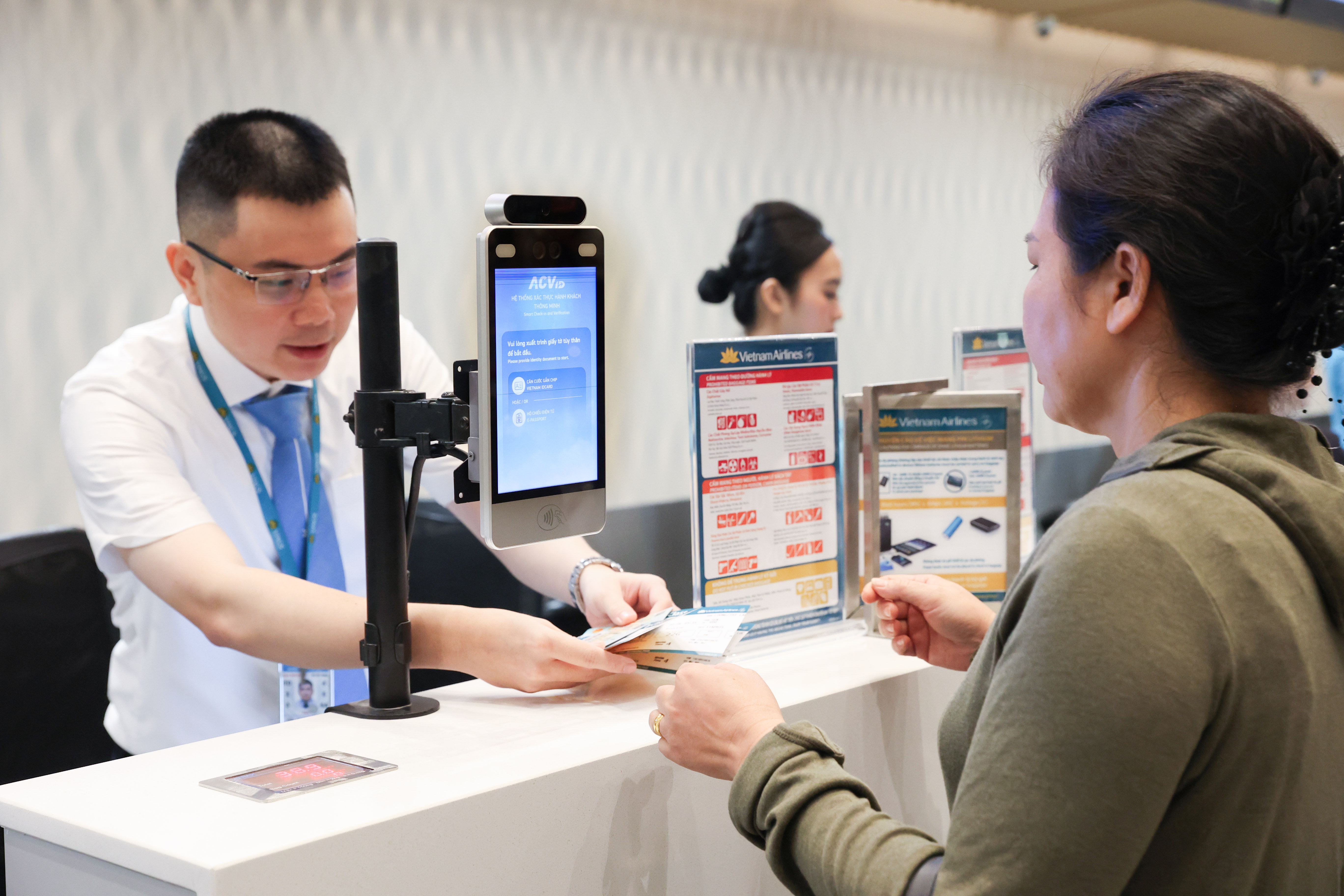 5 hanh khach lam thu tuc check in lam sinh trac cccd de su dung cua tu dong tai khu vuc kiem tra an ninh va len may bay 1