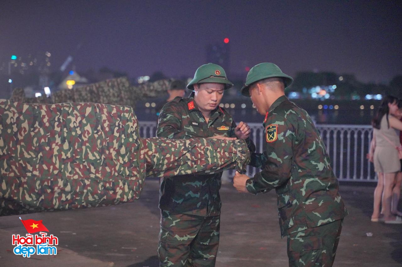 Chính thức thu dọn pháo lễ ở Bến Bạch Đằng: Người dân lưu luyến, tranh thủ check-in khoảnh khắc cuối cùng