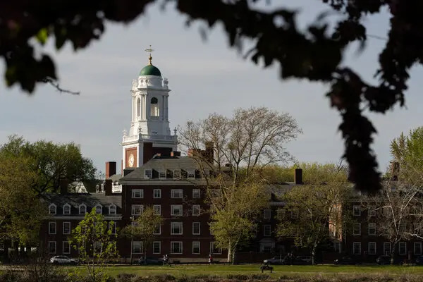 Thật hư thông tin Bộ trưởng Giáo dục Mỹ gửi thư cho ĐH Harvard, phía trường phản ứng bằng cách... chữa chính tả trong thư?
