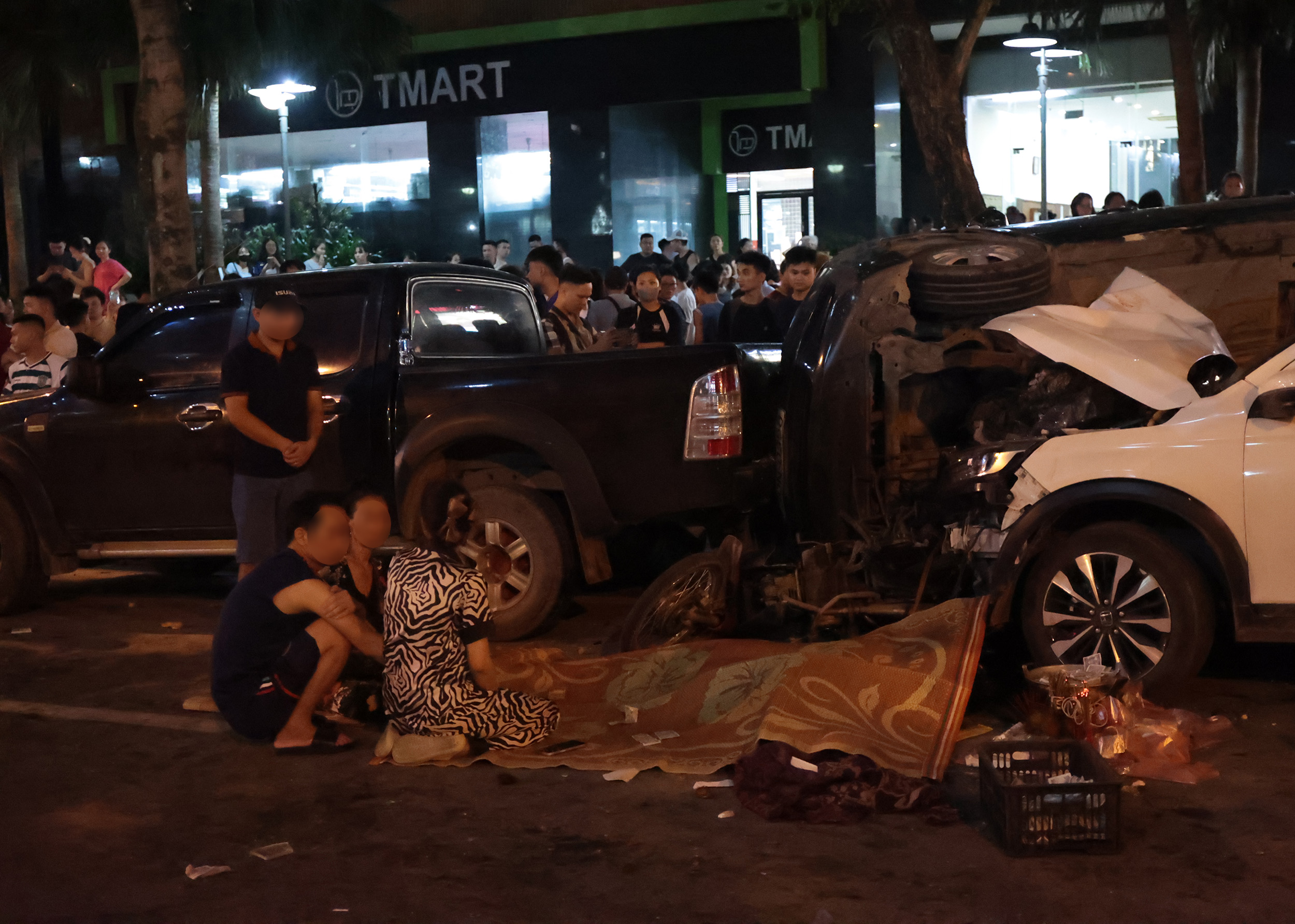 Người dân thất thần kể lại vụ ô tô tông liên hoàn ở Hà Nội: “Tiếng va chạm kinh khủng lắm, kêu rẹt rẹt rẹt rồi ầm một cái”