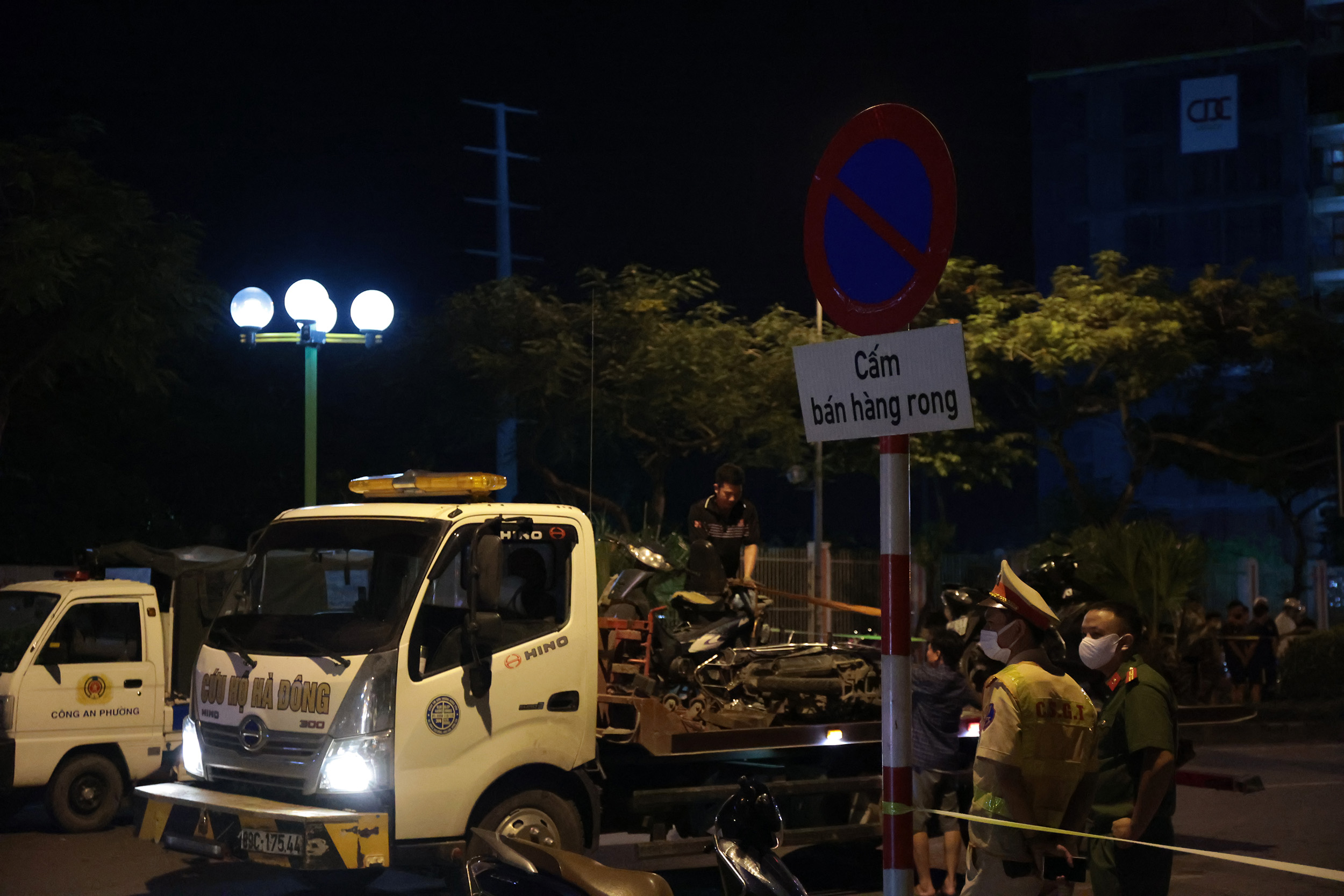 Cảnh tượng xé lòng: Người vợ trẻ ngã quỵ bên thi thể chồng sau vụ ô tô tông liên hoàn ở Hà Nội - Ảnh 8.