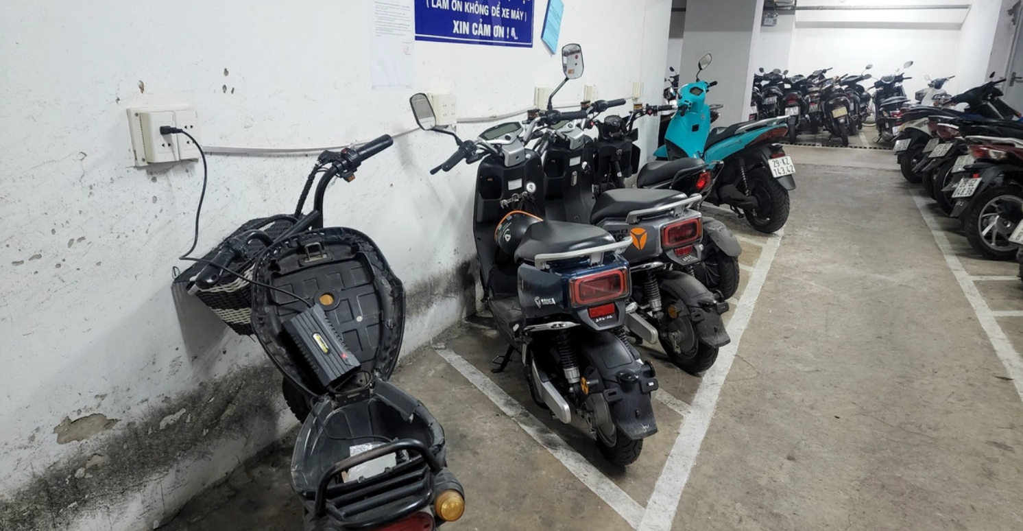 ha noi cam sac xe dien qua dem tai chung cu mini 2 0311133224