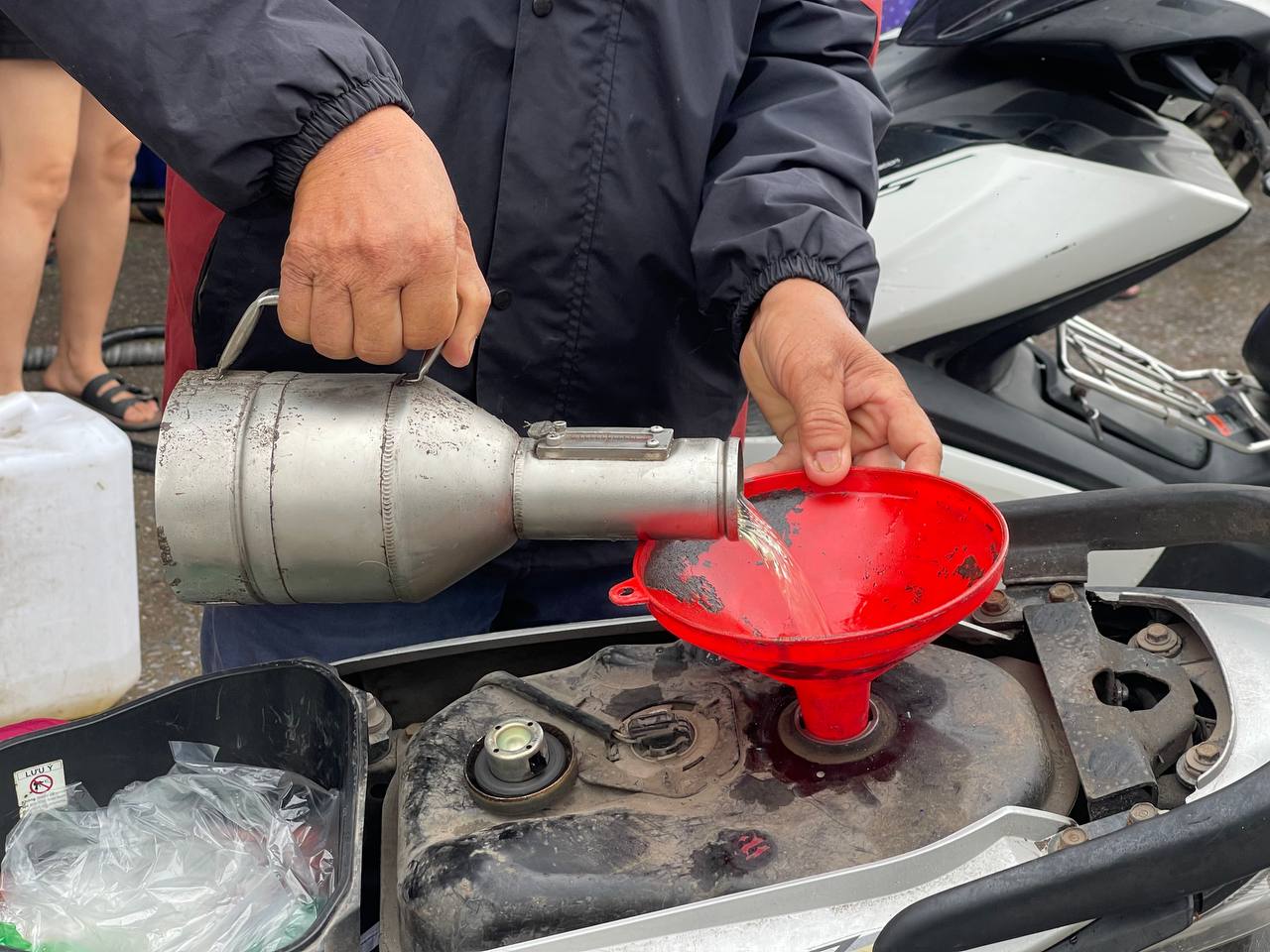 Cảnh lạ ở cây xăng vùng gần tâm bão ngay trước giờ bão số 3 đổ bộ đất liền - Ảnh 5. Cảnh lạ ở cây xăng vùng gần tâm bão ngay trước giờ bão số 3 đổ bộ đất liền - Ảnh 5.